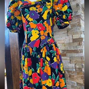 Colorful midi dress with bow tie and puffy sleeves